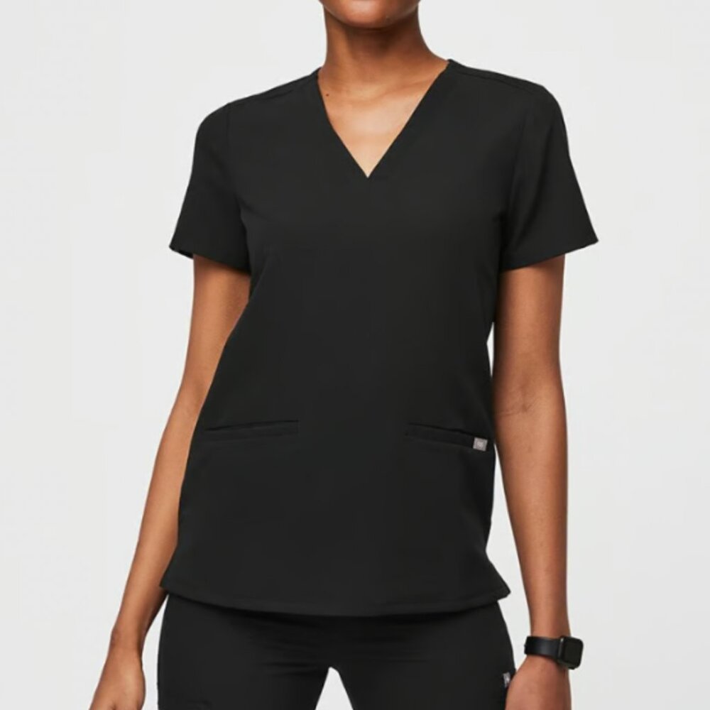 FIGS Casma 3 Pocket Top in Black